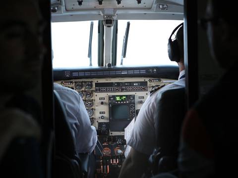 Piloto se enfrenta a 83 cargos de intento de homicidio por tratar de apagar avión en pleno vuelo tras consumir hongos psicodélicos
