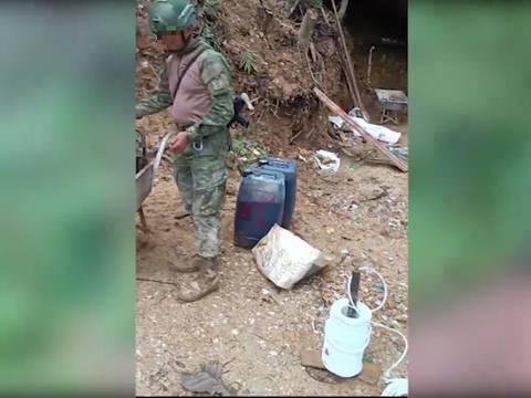 En Azuay, militares destruyen campamentos de minería ilegal que eran manejados por miembros de Los Choneros para generar $ 1 millón cada mes