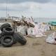 De la playa Murciélago se recolectaron más de tres toneladas de basura 