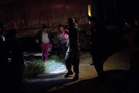Detienen un camión que trasportaba a 228 migrantes en el sur de México