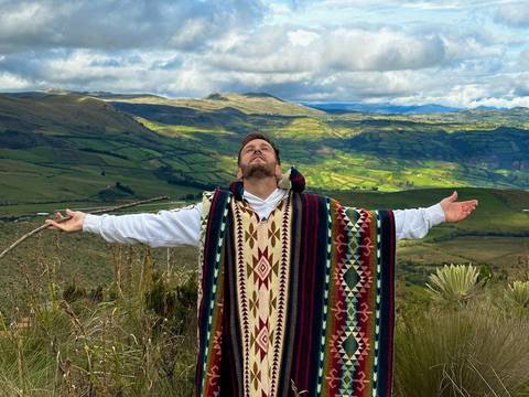 ‘Enamorado de tu tierra’: vestido con poncho, Axel se está convirtiendo en todo un ecuatoriano, el artista argentino lleva dos meses viviendo en Quito