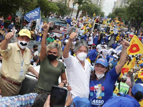 Guillermo Lasso, aspirante presidencial por la alianza CREO-PSC, cierra su campaña con una megacaravana en Guayaquil