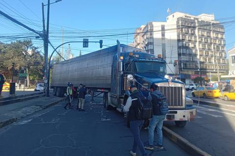 La avenida 6 de Diciembre, en Quito, se mantiene cerrada por bloqueo de tráiler 