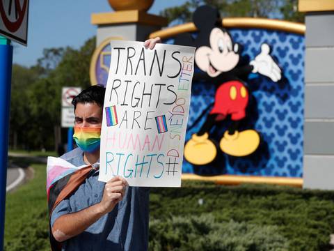 Empleados de Disney protestan contra la polémica ley “No digas gay” aprobada en Florida
