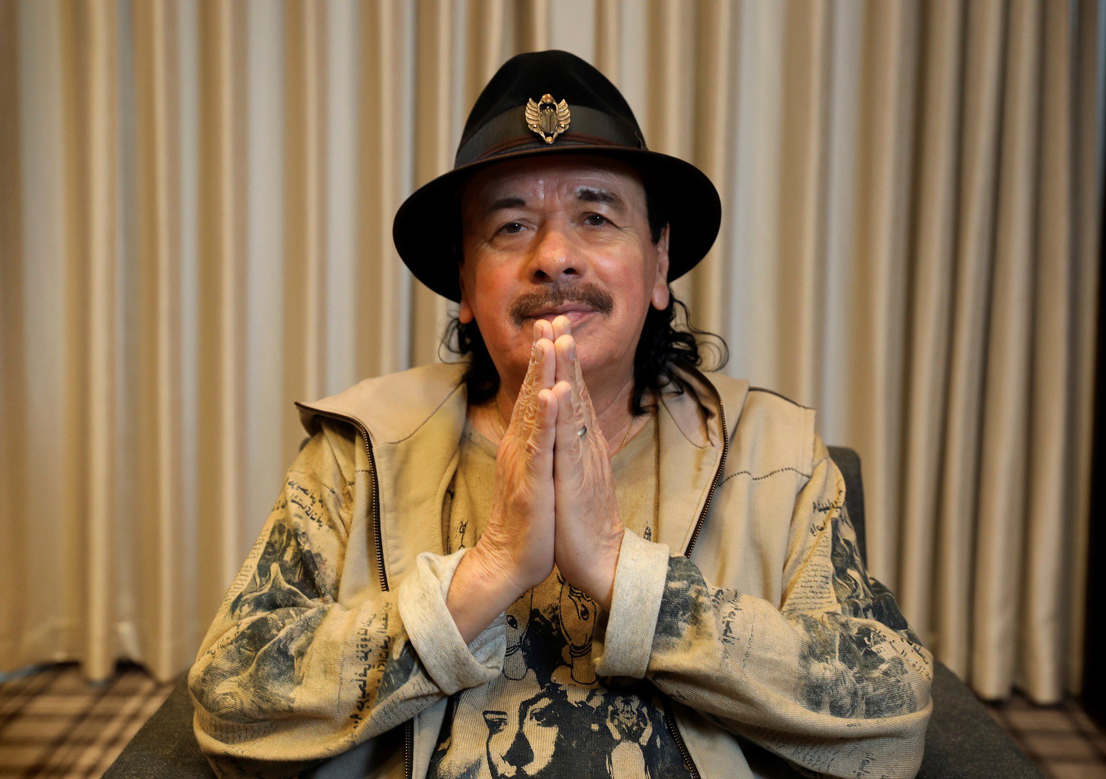 El guitarrista Carlos Santana posterga seis conciertos, tras desmayarse durante un concierto en Estados Unidos