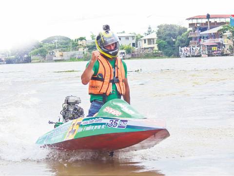 Juan Cornejo suma siete triunfos encima de su bote a motor en la regata entre Guayaquil y Vinces