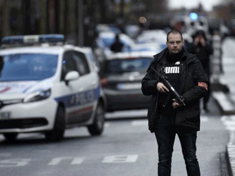 Hombre abatido en comisaría de París tenía cuchillo y falso cinturón de explosivos