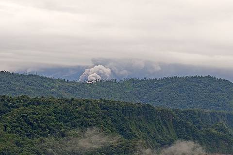 Cae ceniza del volcán Sangay en el cantón Naranjito
