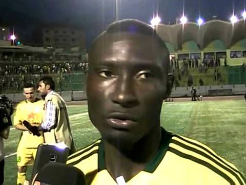 Futbolista camerunés muere por un proyectil lanzado desde las gradas