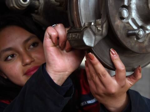 La mecánica automotriz atrae a mujeres que estudian en colegios técnicos de Quito y  buscan espacio laboral en este mercado