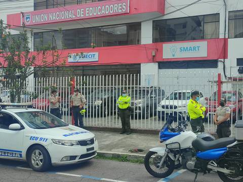 Unión Nacional de Educadores denuncia irrupción de la Policía Nacional en sus instalaciones de Quito