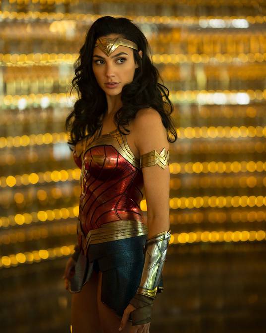 cortina Cerdo Estándar Gal Gadot muestra el traje que usará en 'Wonder Woman 1984' | Cine |  Entretenimiento | El Universo