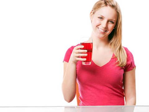 Cómo tomar el jugo de arándano para prevenir y aliviar los síntomas de las infecciones del tracto urinario