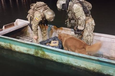 Incautan dos sacos con 24 kilos de droga en una canoa cerca del puerto de Limones, en el norte de Esmeraldas 