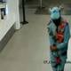 Un “dinosaurio azul” y armado siembra el pánico en un local: envían a prisión al hombre que se disfrazó para robar en Chile