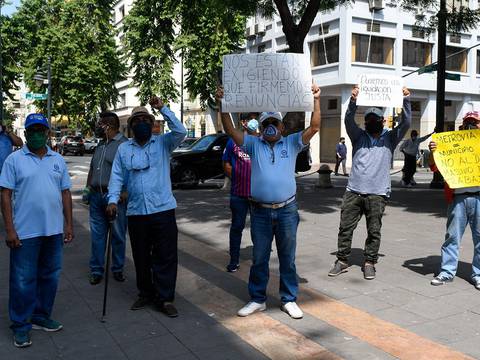 Choferes de la Metrovía reclaman por despidos, en Guayaquil