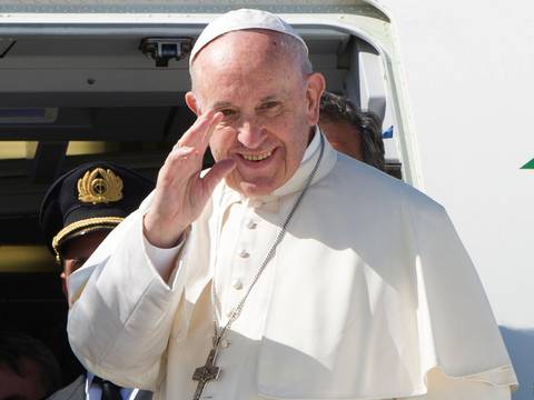 Papa Francisco partió hacia Colombia; avión que lo traslada cambió de ruta por huracán Irma