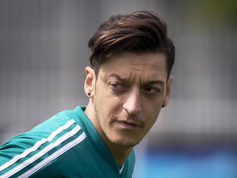 Unai Emery apoya a Mesut Özil luego de su renuncia a la selección alemana