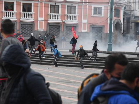 Marcha en centro histórico de Quito terminó en enfrentamiento entre manifestantes y policías