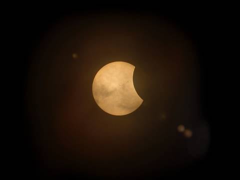 A qué hora se podrá ver el eclipse solar del 14 de octubre en Estados Unidos