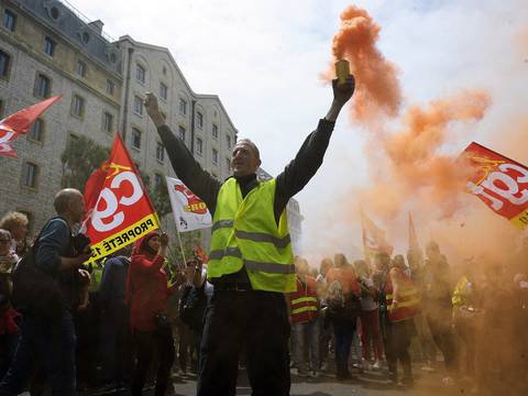 Centrales nucleares se suman a la ola de huelgas en Francia
