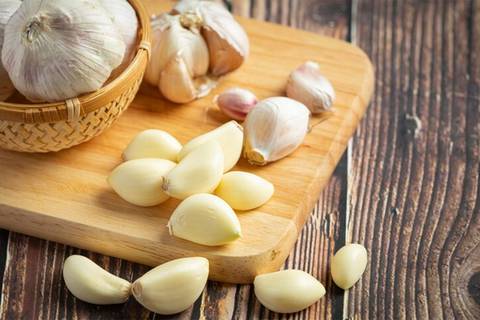 Así debes comer el ajo si buscas bajar rápido el colesterol y los triglicéridos: ¿Cuando es mejor comerlo?