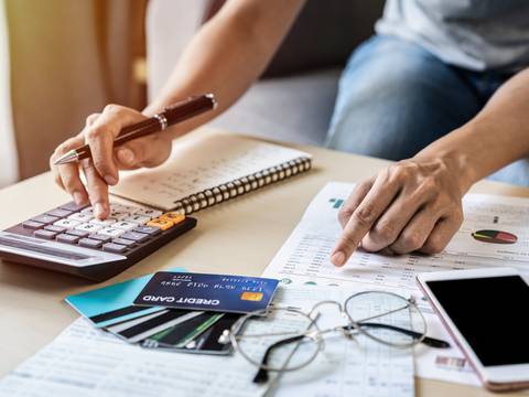 Gastando menos en telefonía, ropa y educación, y mensualizando decimotercer sueldo se piensa cubrir alza en impuesto a la renta