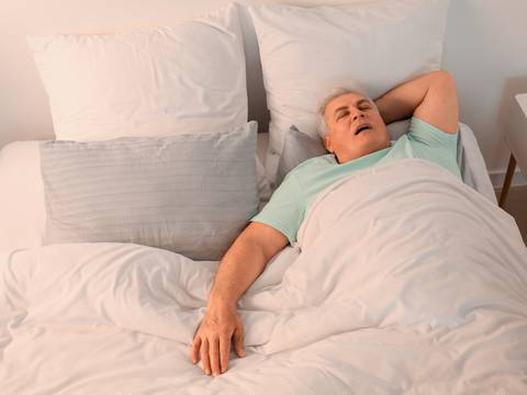 Si te despiertas con dolor de cabeza y la boca seca podrías padecer de un trastorno del sueño que afecta tu corazón