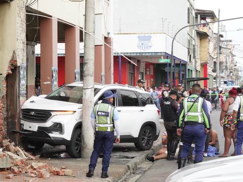 Dos hombres que circulaban en un carro por el centro de Guayaquil fueron acribillados por motociclistas