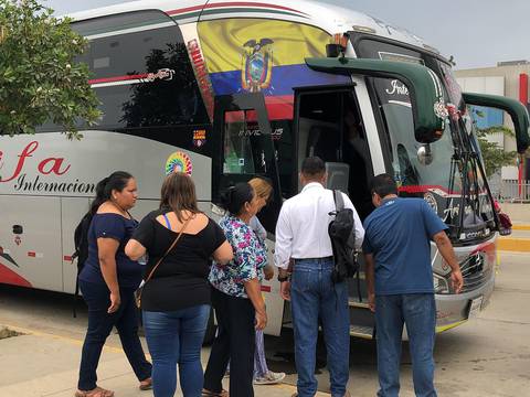 Buses recogen a pasajeros en exteriores de terminales de Machala y Santa Rosa