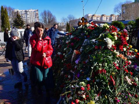Un manto de flores cubre la tumba del opositor ruso Alexéi Navalni en Moscú