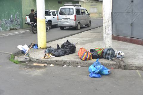 ‘Ya no sabemos dónde poner la basura, nos vamos a enfermar’: insalubridad se toma las calles de Durán ante falta de recolección de desechos