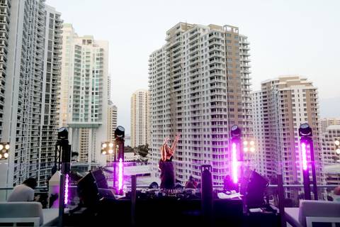 David Guetta brindó un concierto electrónico desde una terraza en Miami