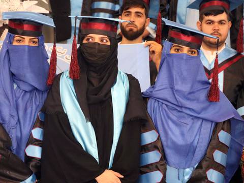Talibanes prohíben a las mujeres el acceso a la educación universitaria en Afganistán