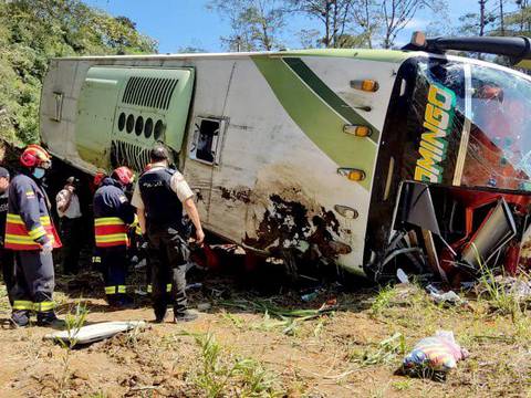 Dos fallecidos y siete heridos en accidente de un bus en Nanegalito, en el noroccidente de Quito