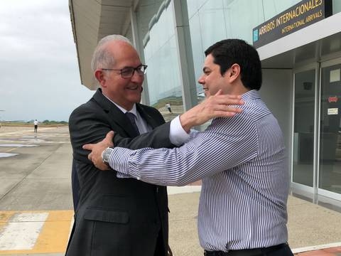 Exalcalde caraqueño Antonio Ledezma viajó a Machala tras recibir homenaje en Guayaquil