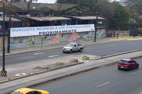 Con pancarta se anuncia el regreso de plaza Guayarte, en el norte de Guayaquil 