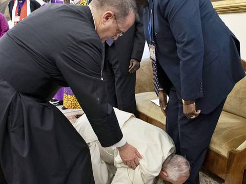 Papa Francisco se arrodilla y besa zapatos de líderes rivales de Sudán del Sur