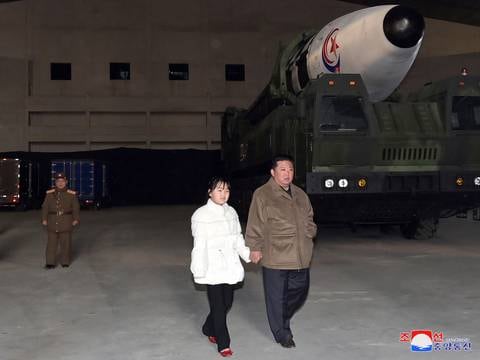 Líder de Corea del Norte Kim Jong Un muestra a su sucesora al supervisar lanzamiento de misil intercontinental