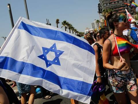 Decenas de miles de personas participan en desfile del Orgullo Gay de Tel Aviv