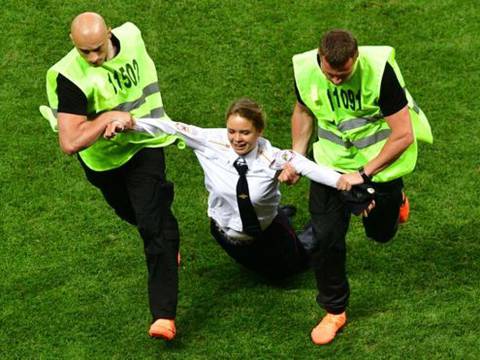 Mundial de Rusia 2018: por qué miembros del grupo de punk ruso Pussy Riot invadieron el terreno de juego en la final Francia - Croacia