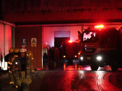 Incendio afecta a fábrica de aceites en la vía a Daule