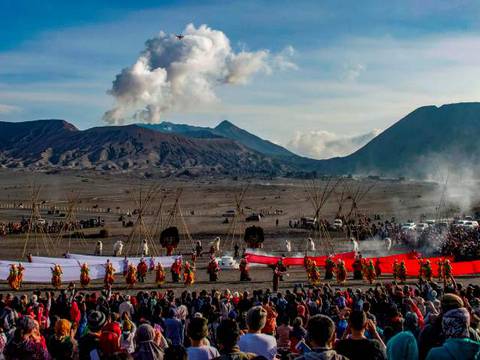 Ceremonia en un volcán en actividad de Indonesia