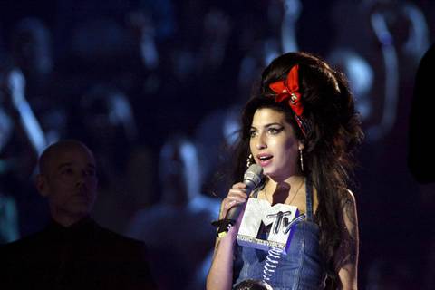 Pertenencias de Amy Winehouse son subastadas, el vestido que usó en su último concierto se valora en $20 000