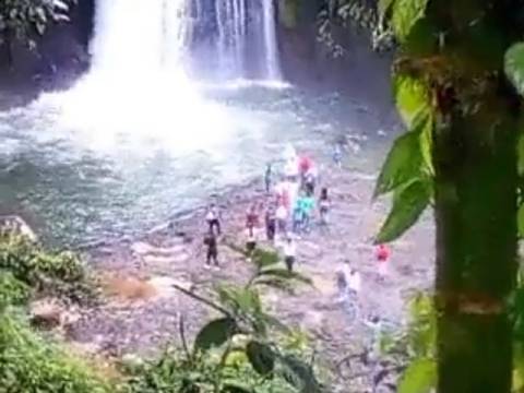 Creciente en las cascadas del río Hollín arrastró a turistas durante excursión, en Napo   