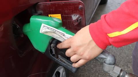 Inflación de abril fue seis veces más alta empujada por el alza del IVA en vehículos y combustible