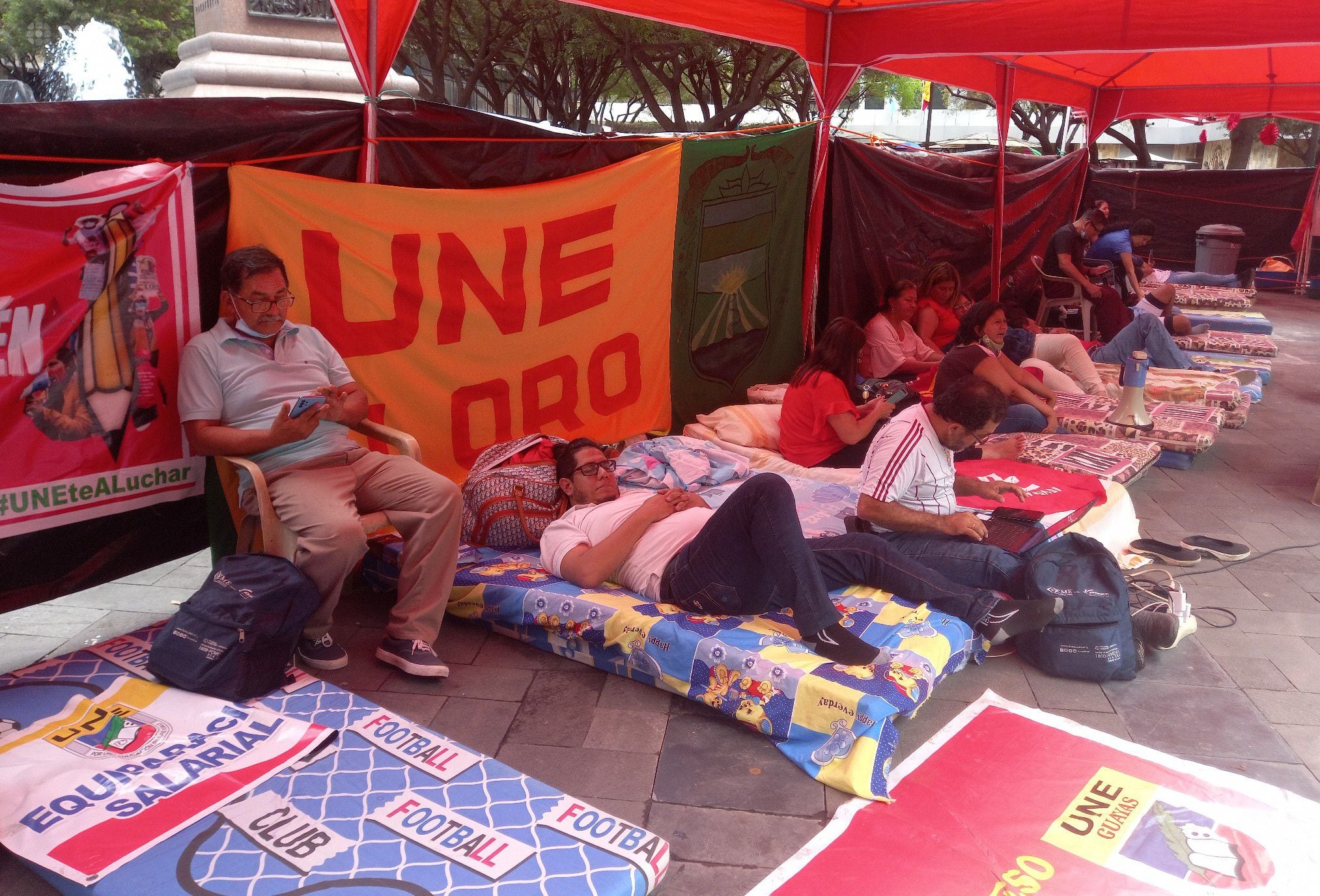 Una treintena de maestros iniciaron huelga de hambre en Quito y Guayaquil