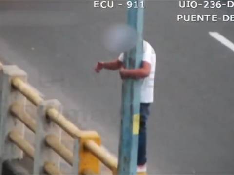 Tras salir de su trabajo y con rumbo a su casa, jefe de Policía rescató a ciudadano que intentó quitarse la vida en Quito