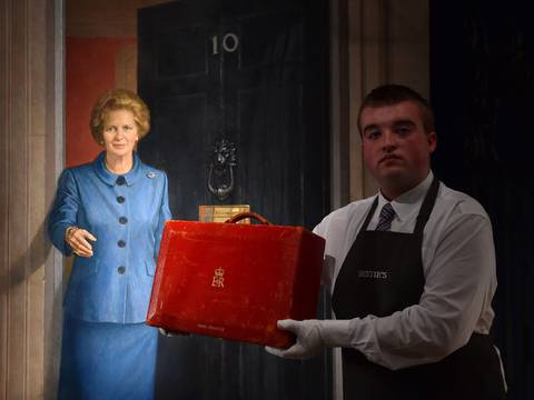 Ponen a la venta bolsos, vestidos y joyas de Margaret Thatcher