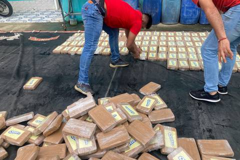 Hallan 366 bloques de droga dentro de un camión en Atacames